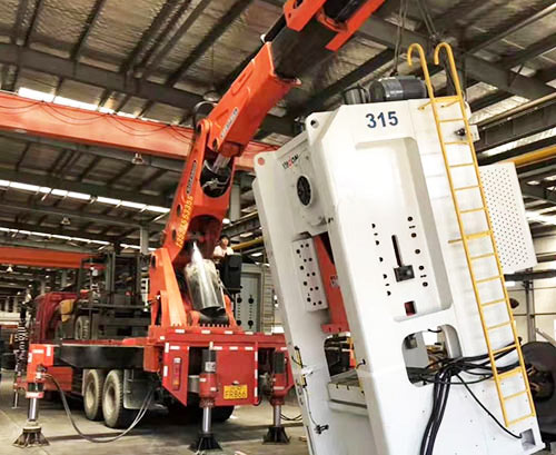 周口附近随车吊出租，轻松解决运输难题