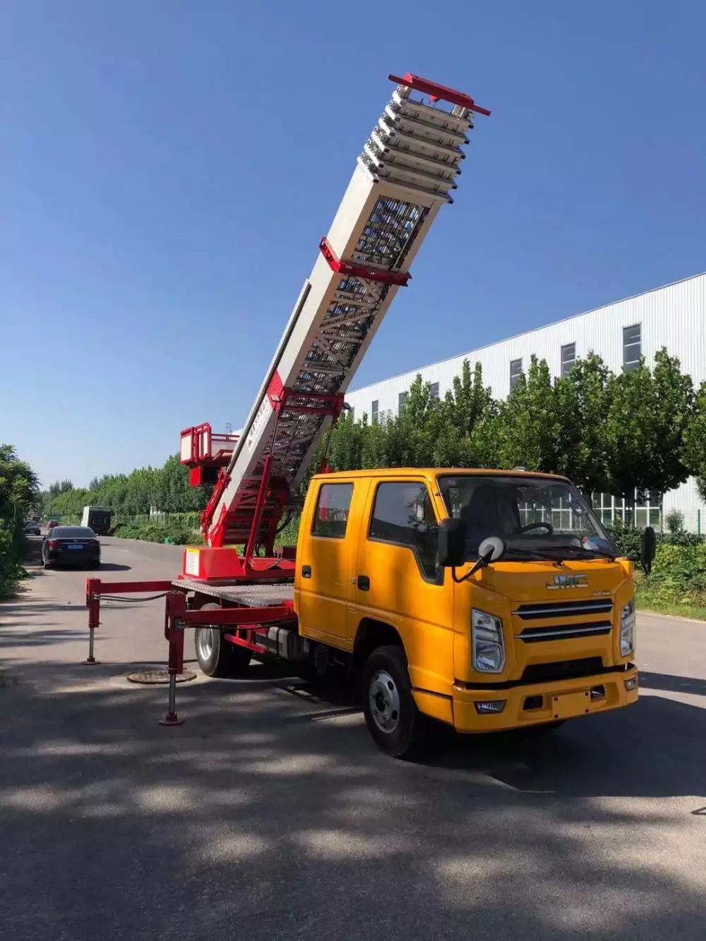 周口附近的云梯车出租服务：轻松解决高空作业需求