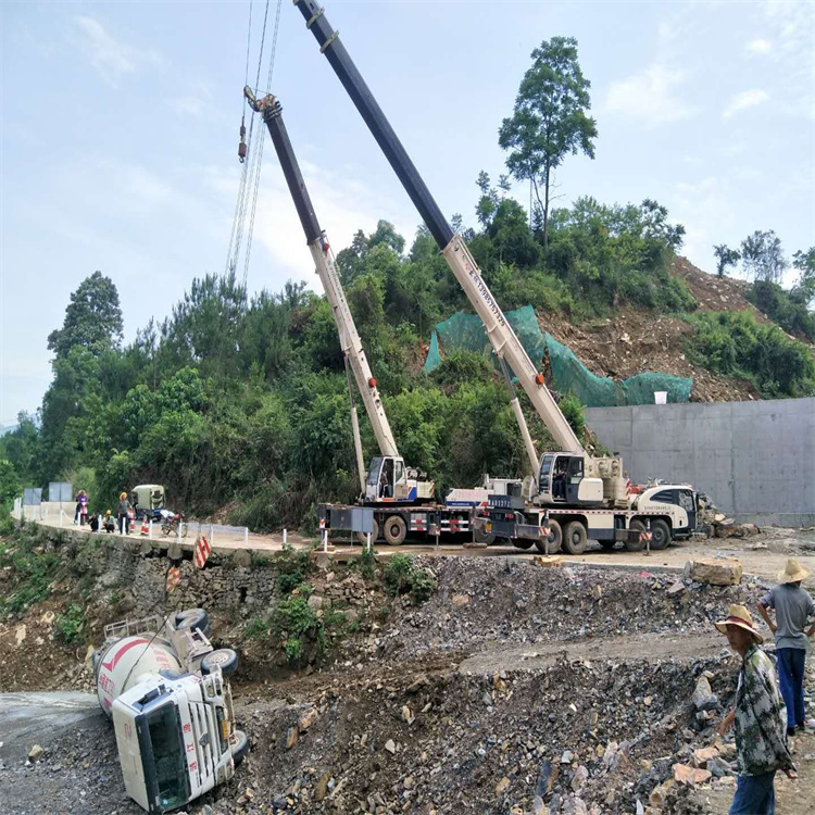 周口汽车掉沟里叫吊车救援要多少钱
